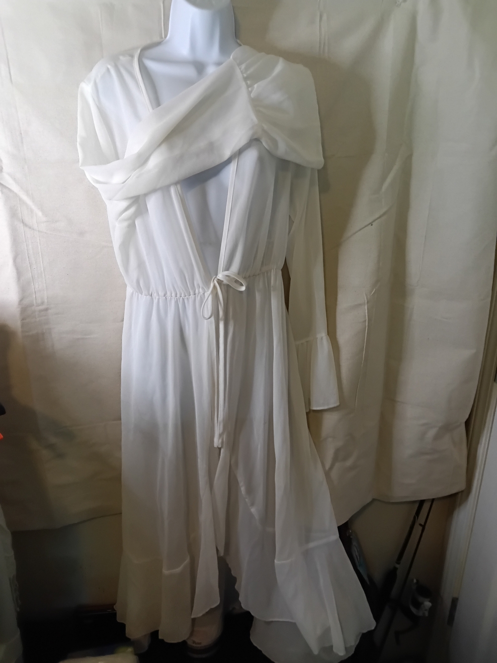 Elegant White Long Sleeve Cinch-Waist Maxi Dress